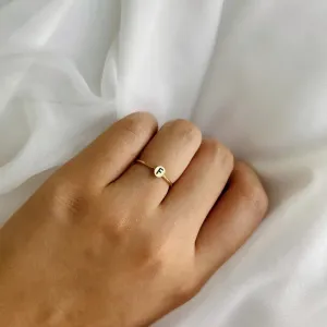 ANEL DE LETRA F DOURADO. BANHADO A OURO 18K.