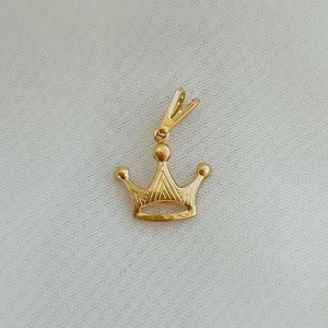 PINGENTE COROA. BANHADO A OURO 18K.