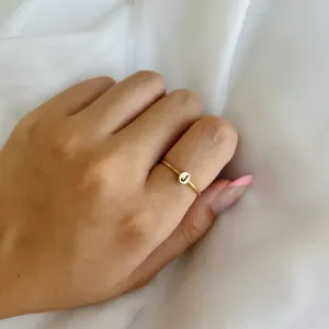 ANEL DE LETRA J DOURADO. BANHADO A OURO 18K.