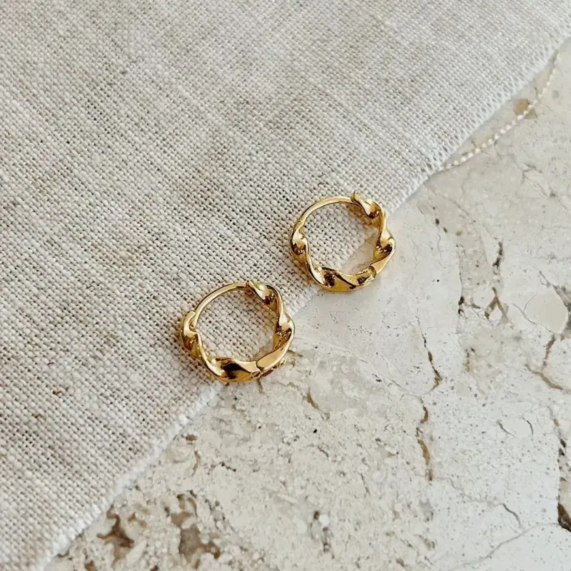 ARGOLA MINI TORCIDINHA. BANHADA A OURO 18K.