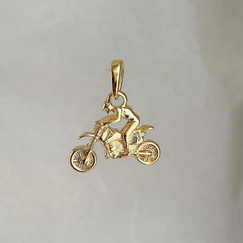 PINGENTE MOTOCROSS. BANHADO A OURO 18K.