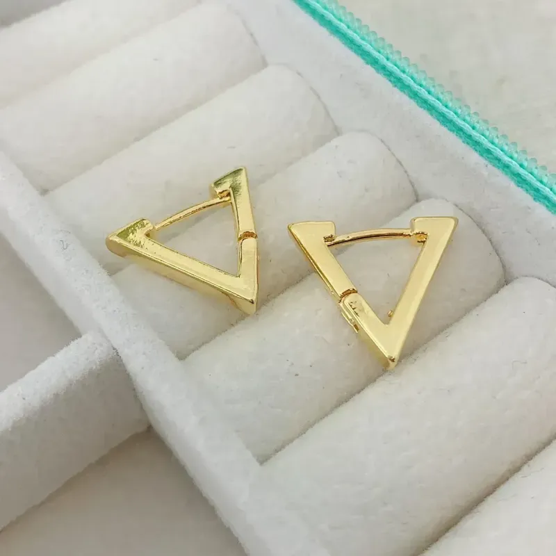 BRINCO ARGOLA TRIANGULAR. TAMANHO P. BANHADO A OURO 18K.