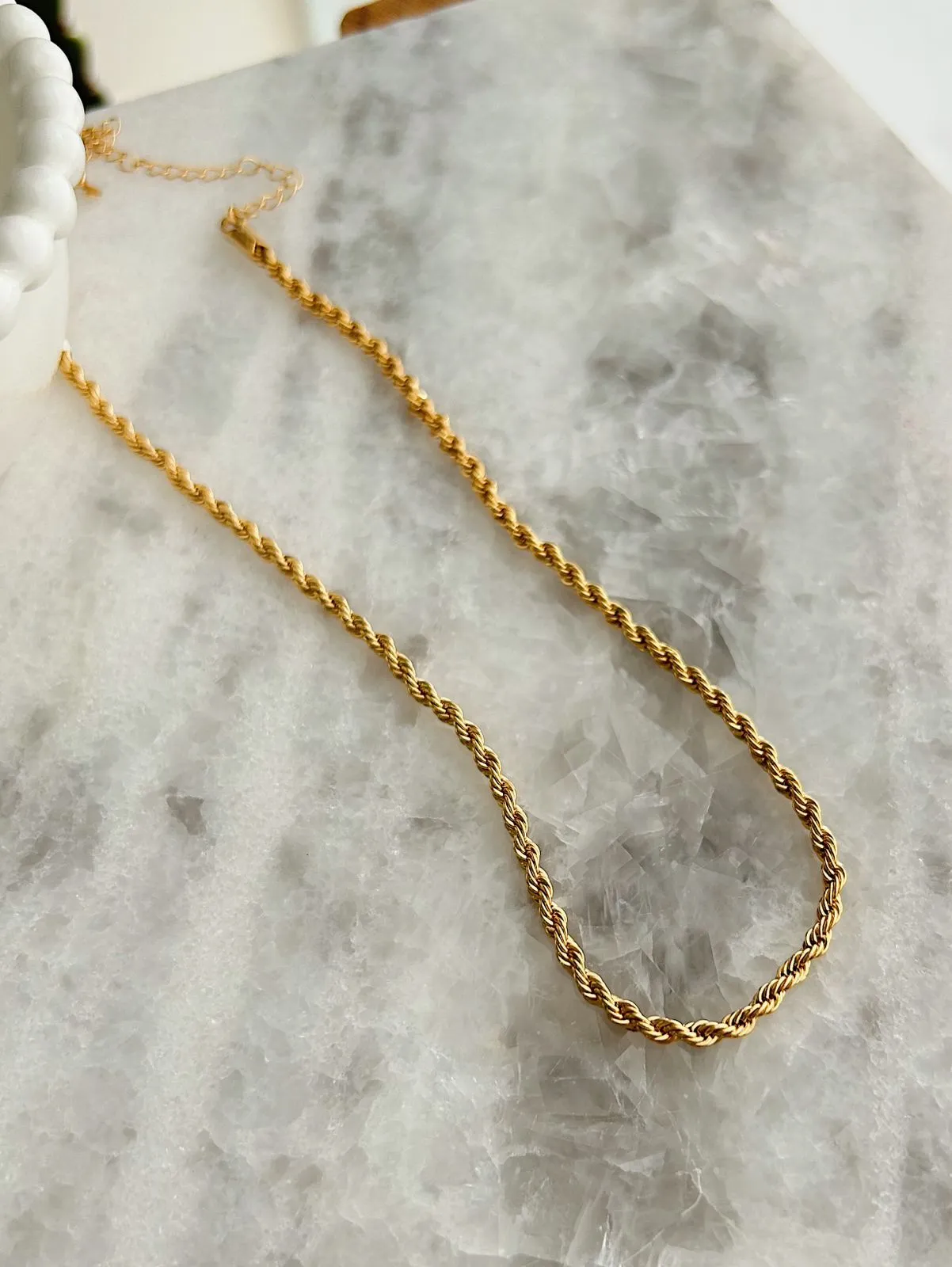 CHOKER CORDÃO BAIANO COM 3MM DE ESPESSURA. 35CM DE COMPRIMENTO E 10CM DE REGULAGEM. BANHADA A OURO 18K.