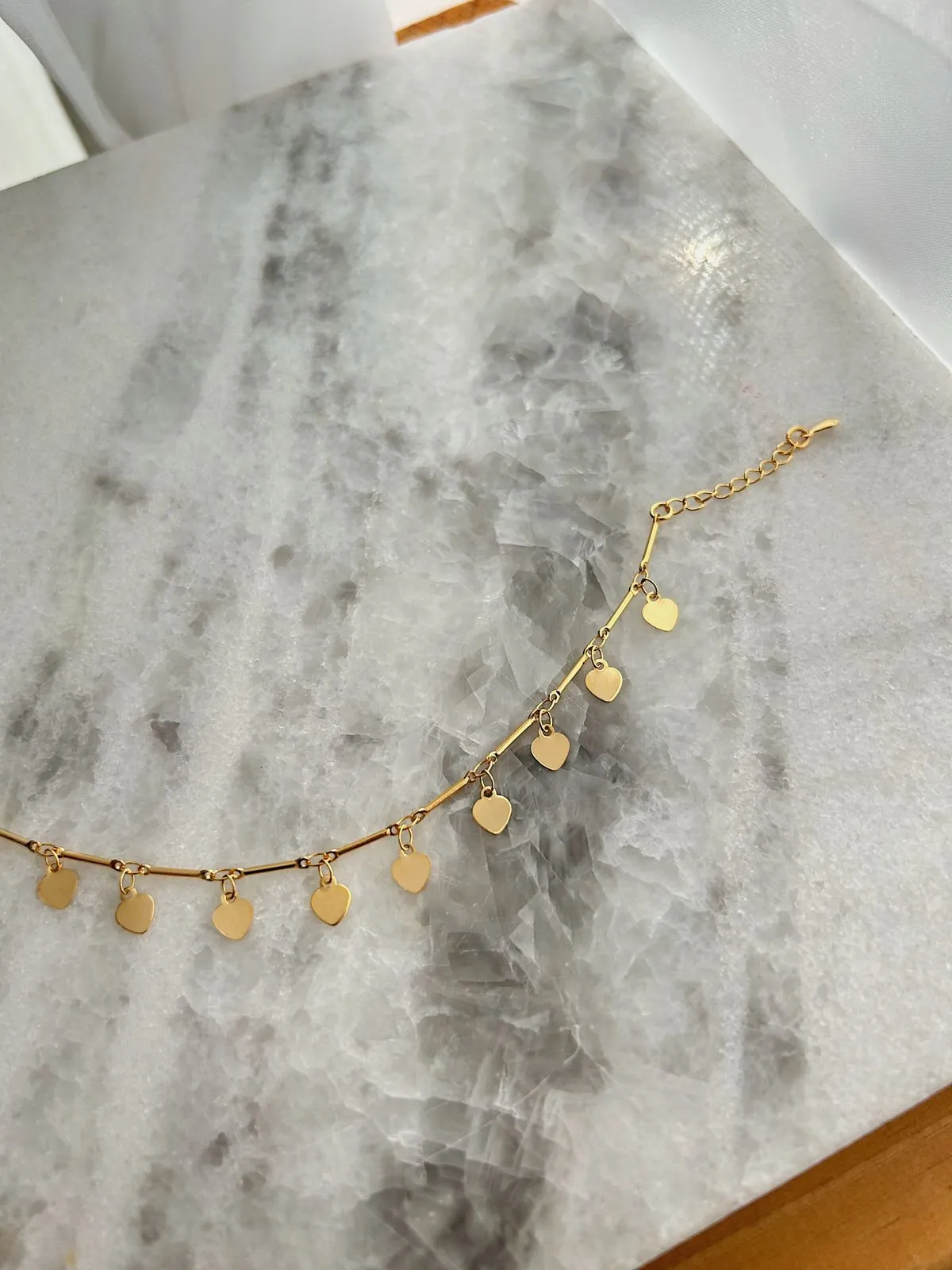 PULSEIRA PALITINHOS COM PINGENTE DE CORAÇÃO. 18CM DE COMPRIMENTO COM EXTENSOR DE 3CM. BANHADA A OURO 18K.