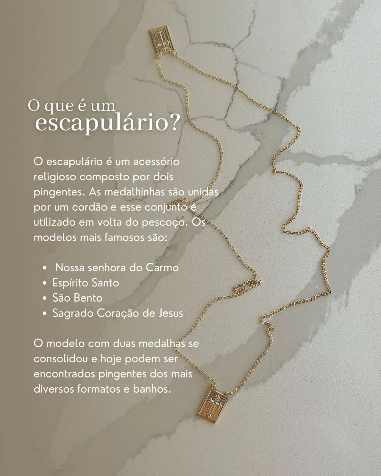 COLAR ESCAPULÁRIO TRADICIONAL. 65CM DE COMPRIMENTO. PLAQUINHA COM 1CM. BANHADO A OURO 18K.