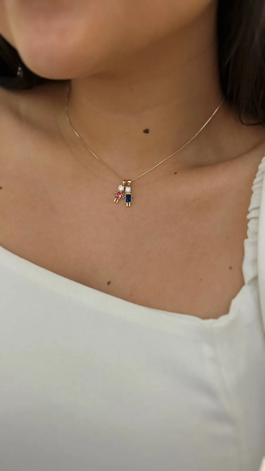 PINGENTE MENINO COM PEDRA AZUL. BANHADO A OURO 18K.