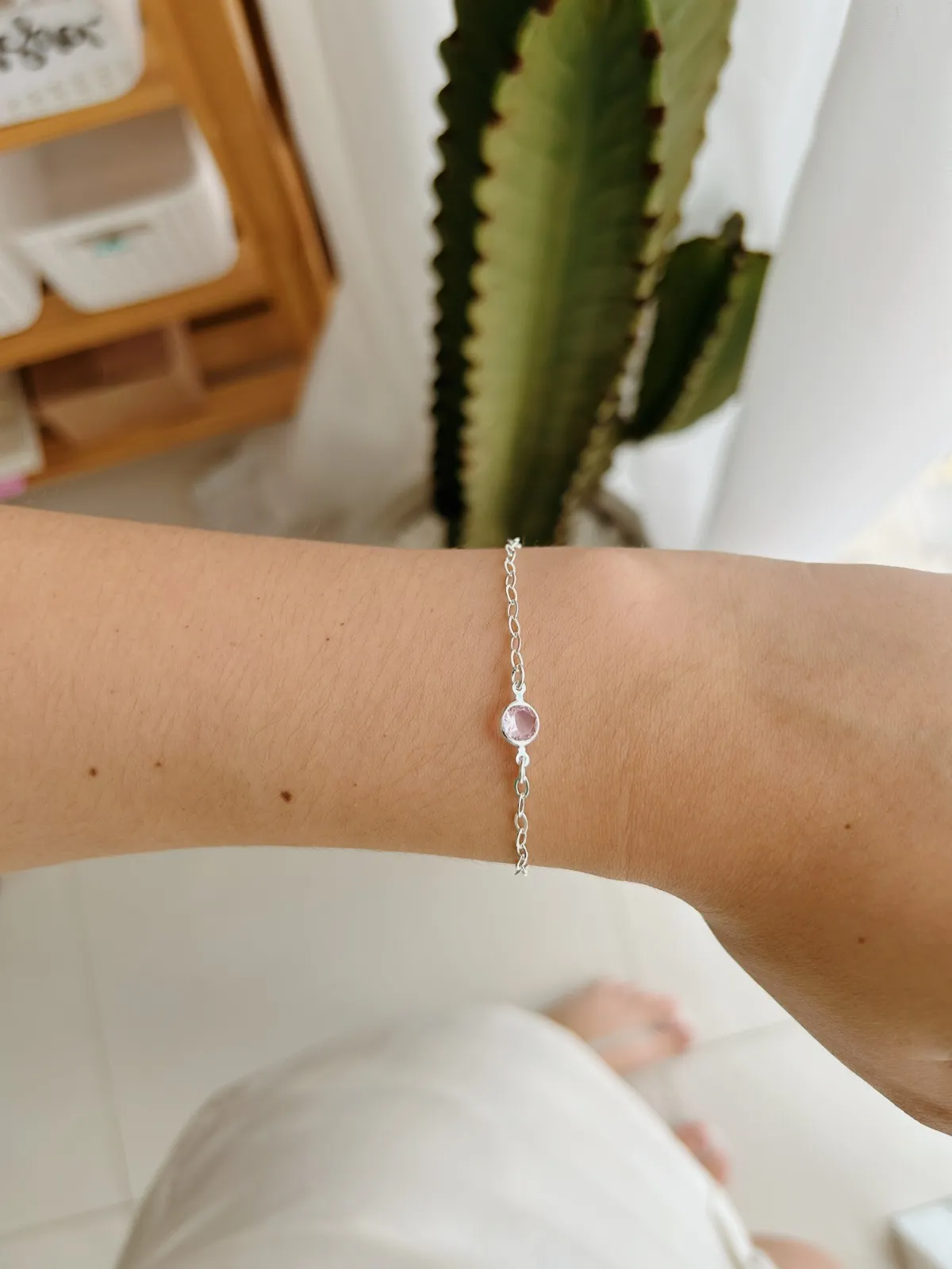 PULSEIRA COM CRISTAL ROSA. 17,5CM DE COMPRIMENTO E 2CM DE REGULAGEM. EM PRATA 925.