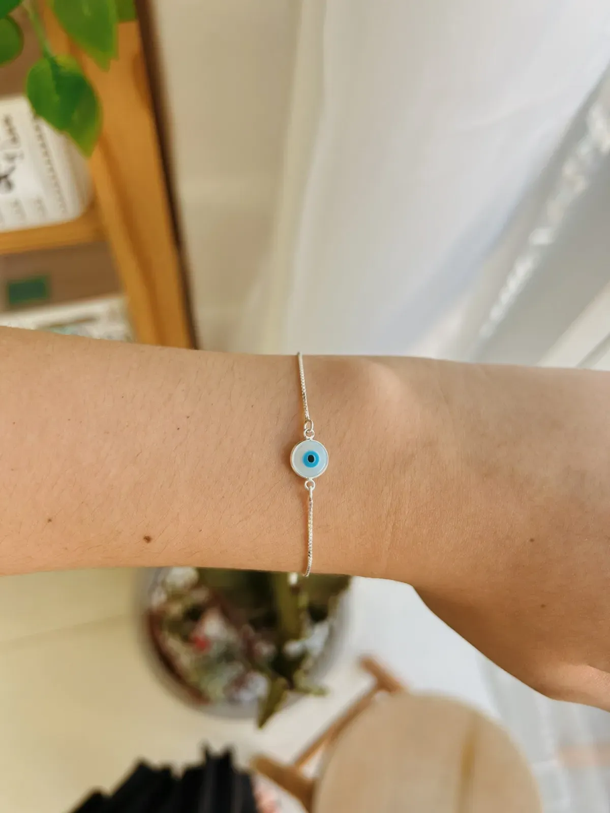 PULSEIRA COM OLHO GREGO DE 0,8CM. 16CM DE COMPRIMENTO E 3CM DE REGULAGEM. EM PRATA 925.