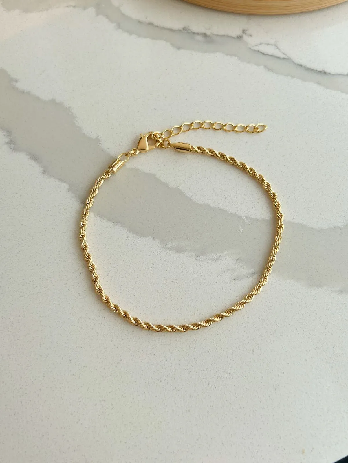 PULSEIRA CORDÃO BAIANO COM 3MM DE ESPESSURA. 20CM DE COMPRIMENTO E 5CM DE REGULAGEM. BANHADA A OURO 18K.