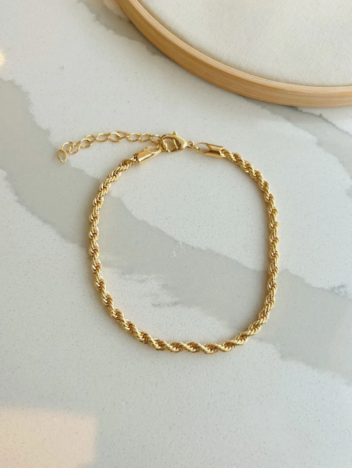 PULSEIRA CORDÃO BAIANO COM 4MM DE ESPESSURA. 20CM  DE COMPRIMENTO E 5CM DE REGULAGEM. BANHADA A OURO 18K.