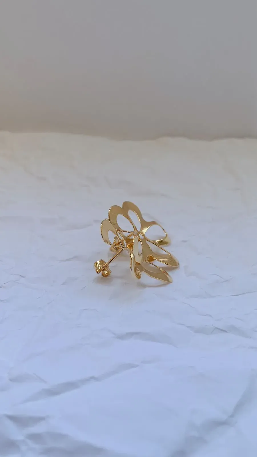 BRINCO FLOR COM 5 PÉTALAS. BANHADO A OURO 18K.