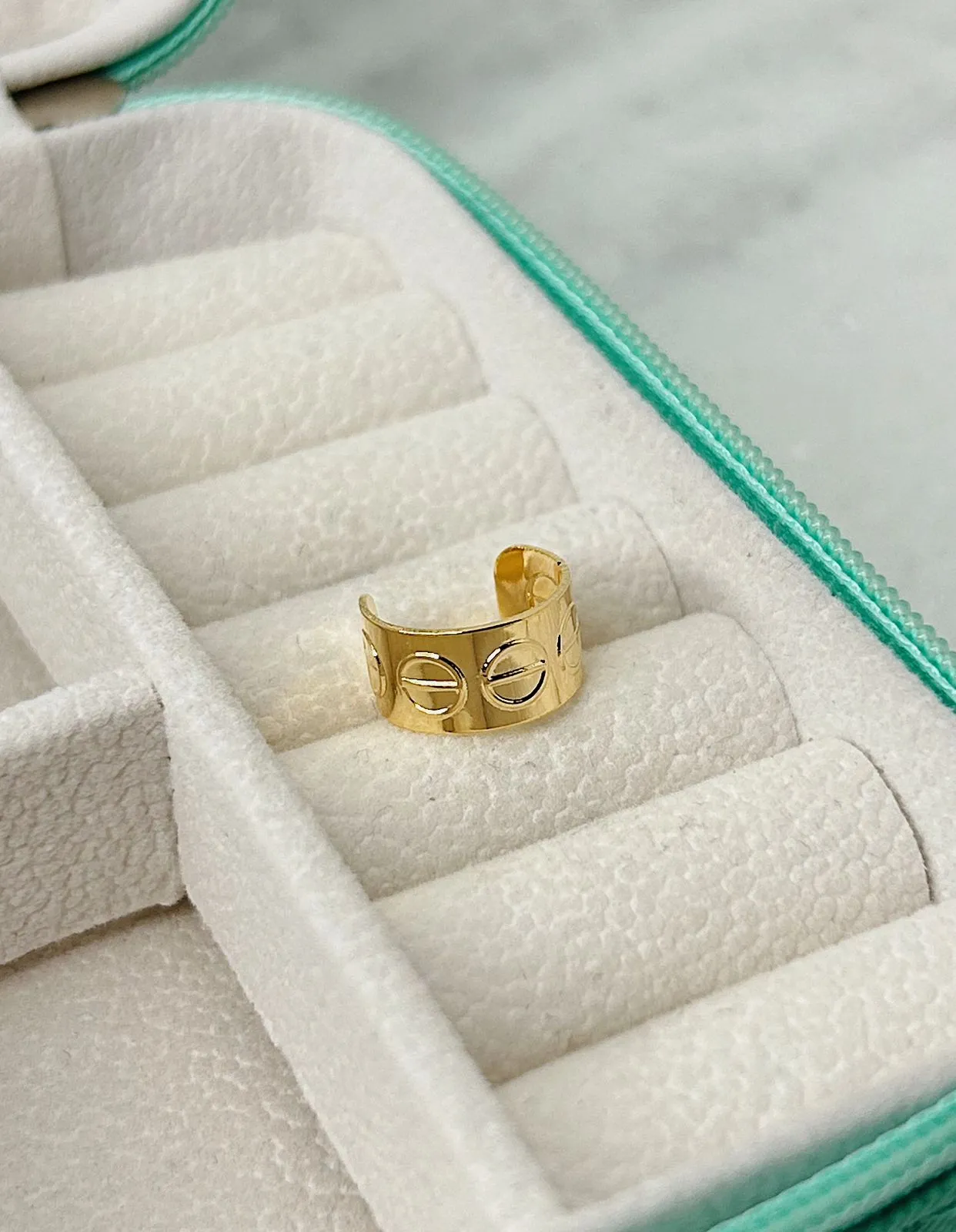 PIERCING GROSSO COM DETALHE DE CÍRCULO. BANHADO A OURO 18K.