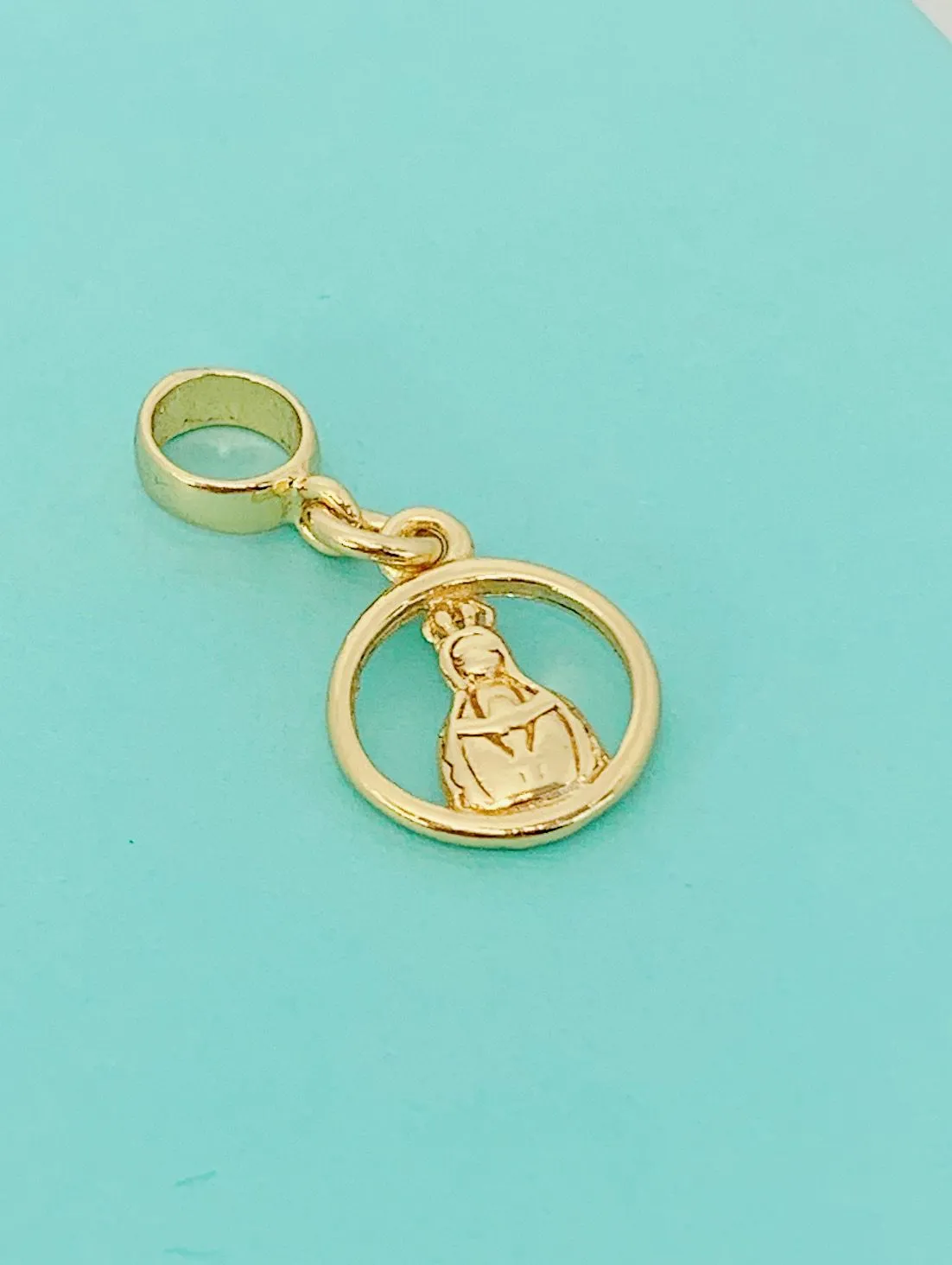 BERLOQUE CÍRCULO NOSSA SENHORA. BANHADO A OURO 18K.