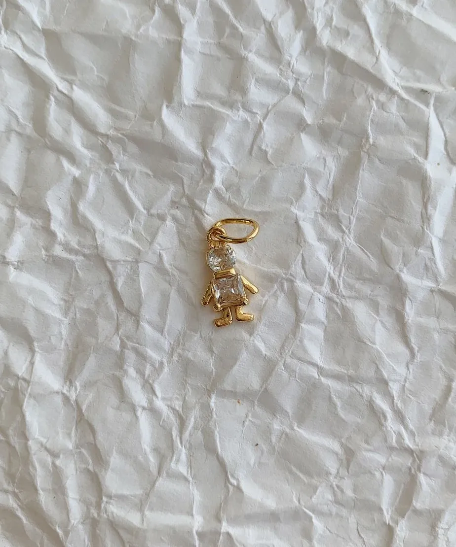 PINGENTE MENINO COM ZIRCÔNIA. BANHADO A OURO 18K.