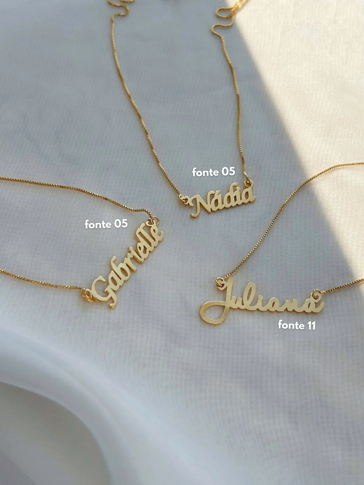 COLAR PERSONALIZADO NOME DOURADO. 45CM DE COMPRIMENTO. BANHADO A OURO 18K.