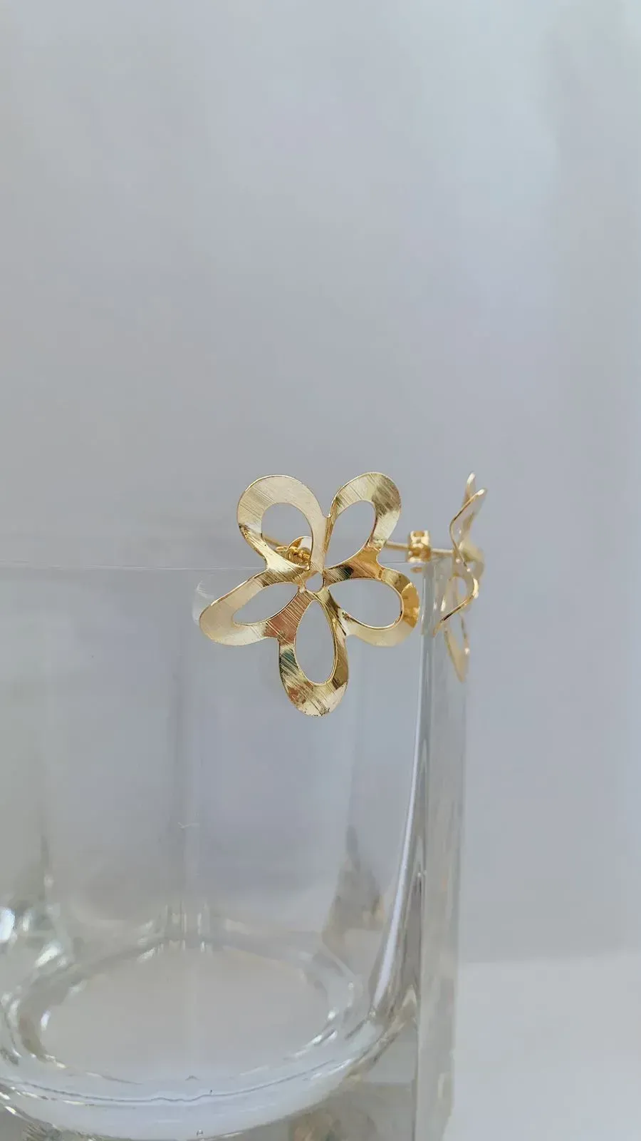 BRINCO FLOR COM 5 PÉTALAS. BANHADO A OURO 18K.