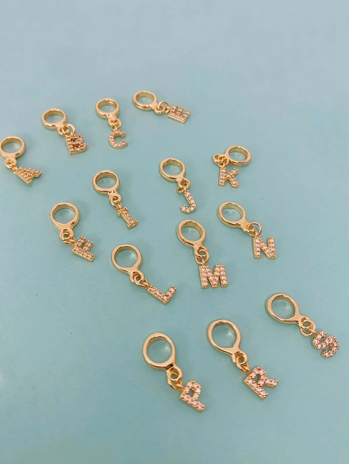 BERLOQUE DE LETRA I CRAVEJADO. BANHADO A OURO 18K.