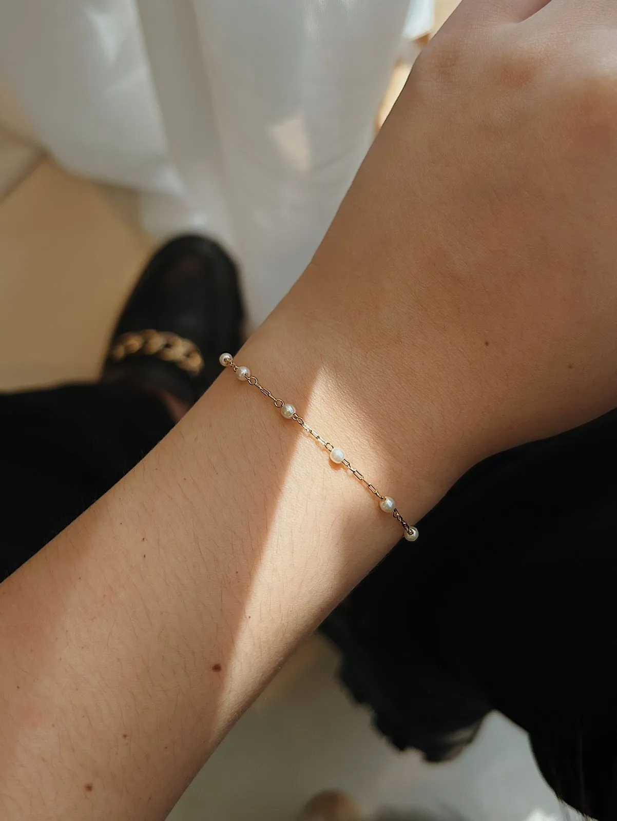 PULSEIRA MINI PÉROLAS. 17CM DE COMPRIMENTO E 5CM DE REGULAGEM. BANHADA A OURO 18K.