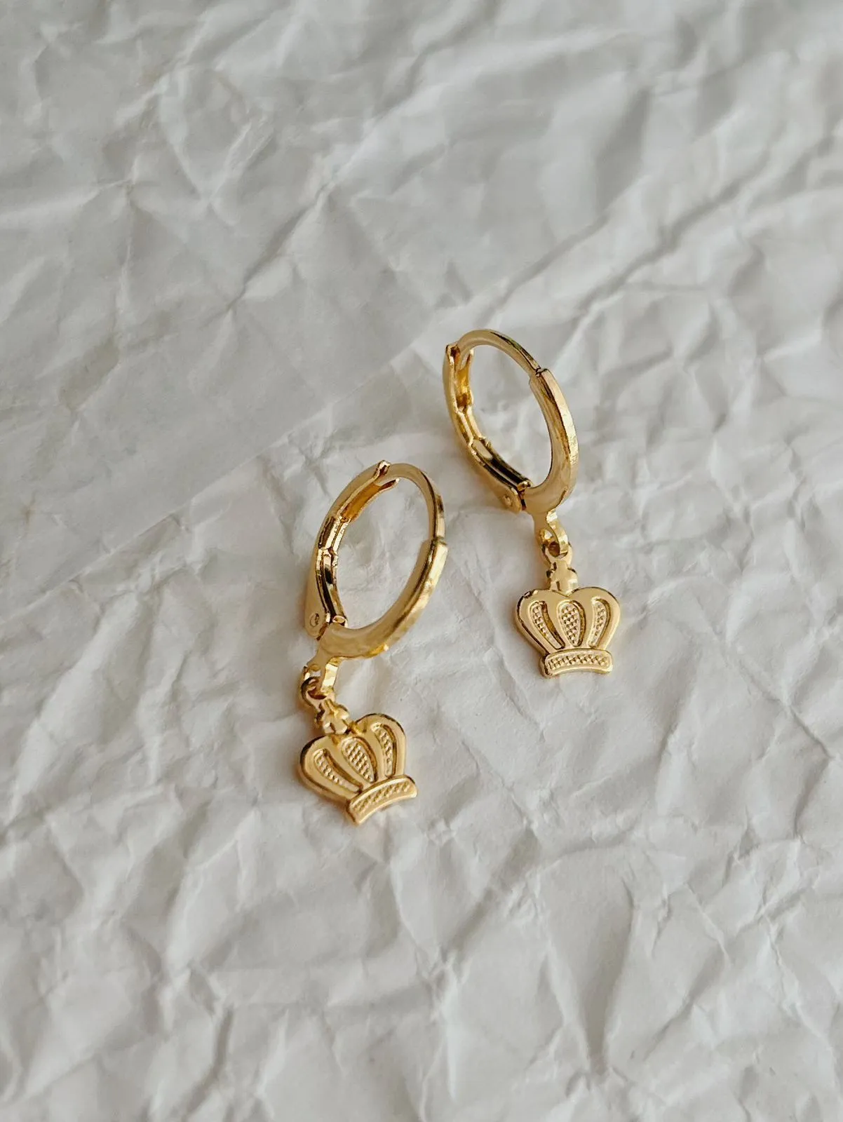 BRINCO ARGOLA COM PINGENTE DE COROA. BANHADO A OURO 18K.