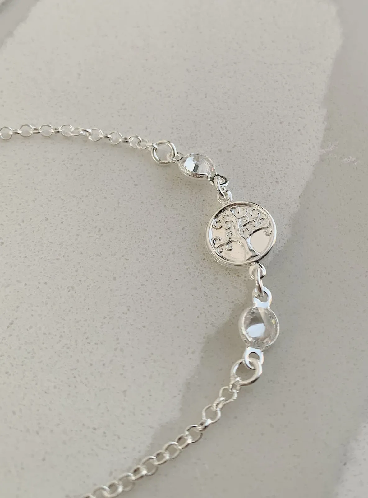 PULSEIRA COM MEDALHA DE ÁRVORE DA VIDA E 2 PONTOS DE LUZ. 18CM DE COMPRIMENTO E 1CM DE REGULAGEM. EM PRATA 925.