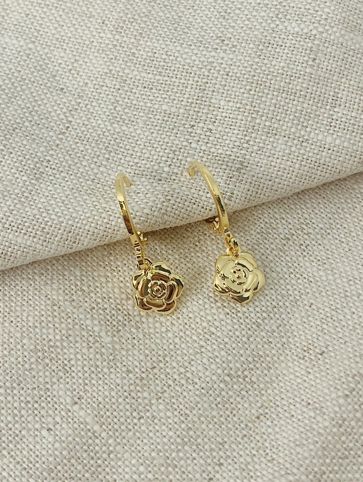 BRINCO ARGOLA COM PINGENTE DE ROSA. BANHADO A OURO 18K.