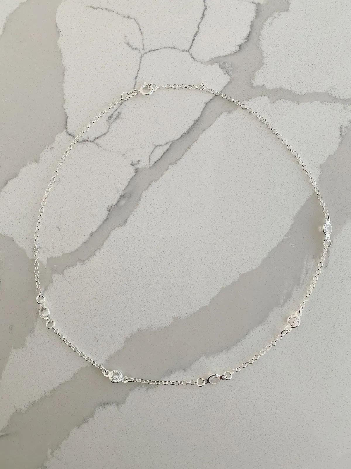 CHOKER ELOS COM 5 ZIRCÔNIAS. 35CM E 2CM DE REGULAGEM. EM PRATA 925.