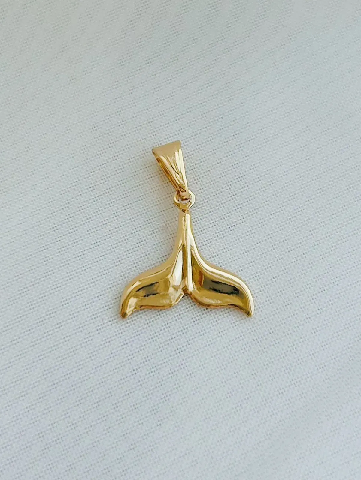 PINGENTE CAUDA DE SEREIA. BANHADO A OURO 18K.