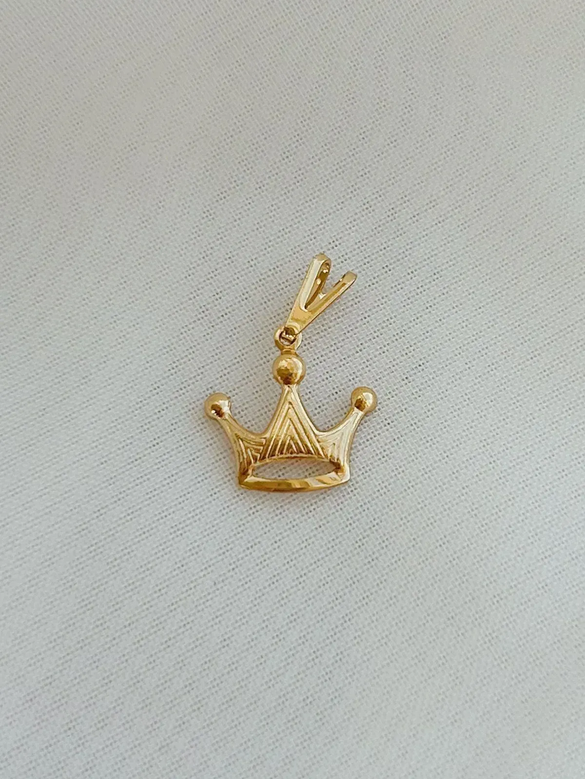 PINGENTE COROA. BANHADO A OURO 18K.