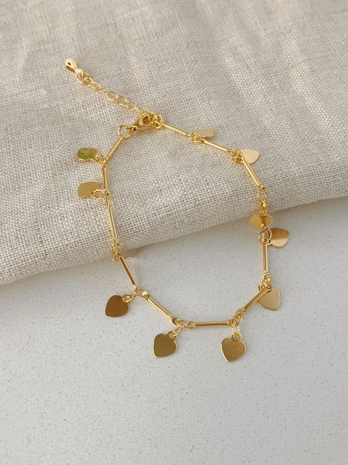 PULSEIRA PALITINHOS COM PINGENTE DE CORAÇÃO. 18CM DE COMPRIMENTO COM EXTENSOR DE 3CM. BANHADA A OURO 18K.