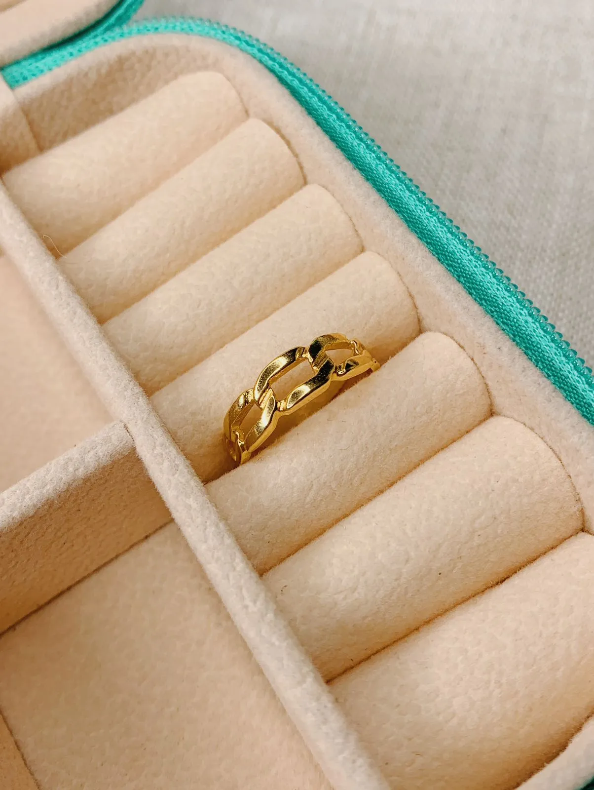 ANEL MEIA ALIANÇA ELOS. BANHADO A OURO 18K.