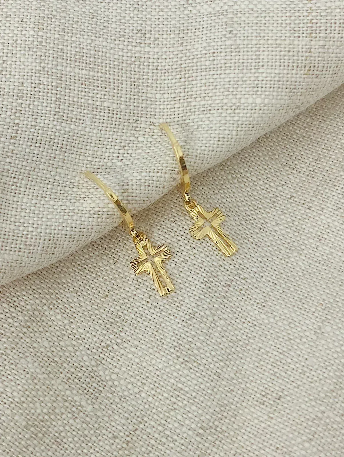 BRINCO ARGOLA COM PINGENTE DE CRUZ DIAMANTADA E VAZADA.  BANHADO A OURO 18K.