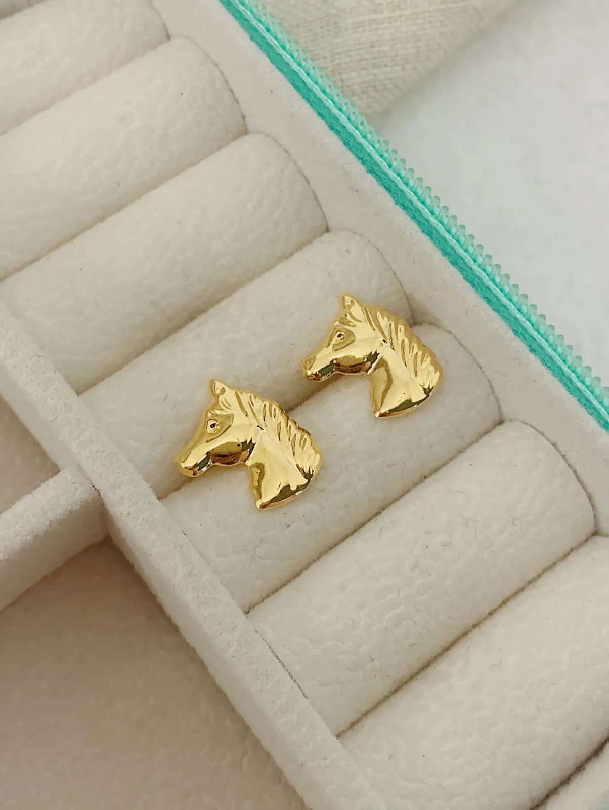 BRINCO DE CAVALO. BANHADO A OURO 18K.