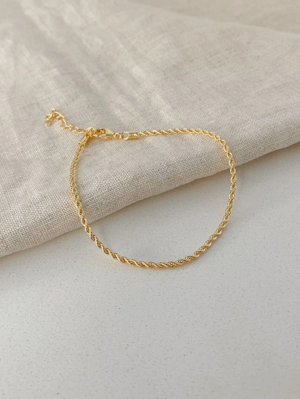 PULSEIRA CORDÃO BAIANO COM 2MM DE ESPESSURA. 20CM DE COMPRIMENTO E 5CM DE REGULAGEM. BANHADA A OURO 18K.