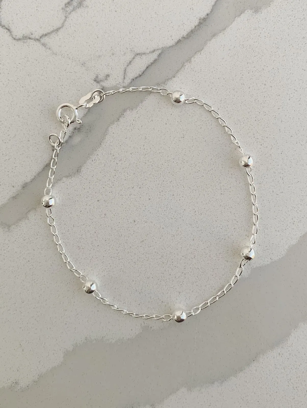 PULSEIRA DE ELOS COM 6 BOLINHAS. 19CM DE COMPRIMENTO. EM PRATA 925.