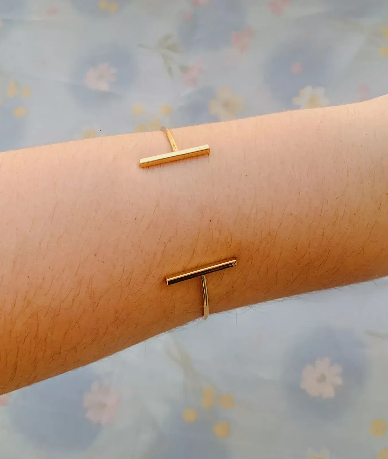 PULSEIRA BRACELETE AJUSTÁVEL COM BARRINHAS MINIMALISTA. BANHADO A OURO 18K.