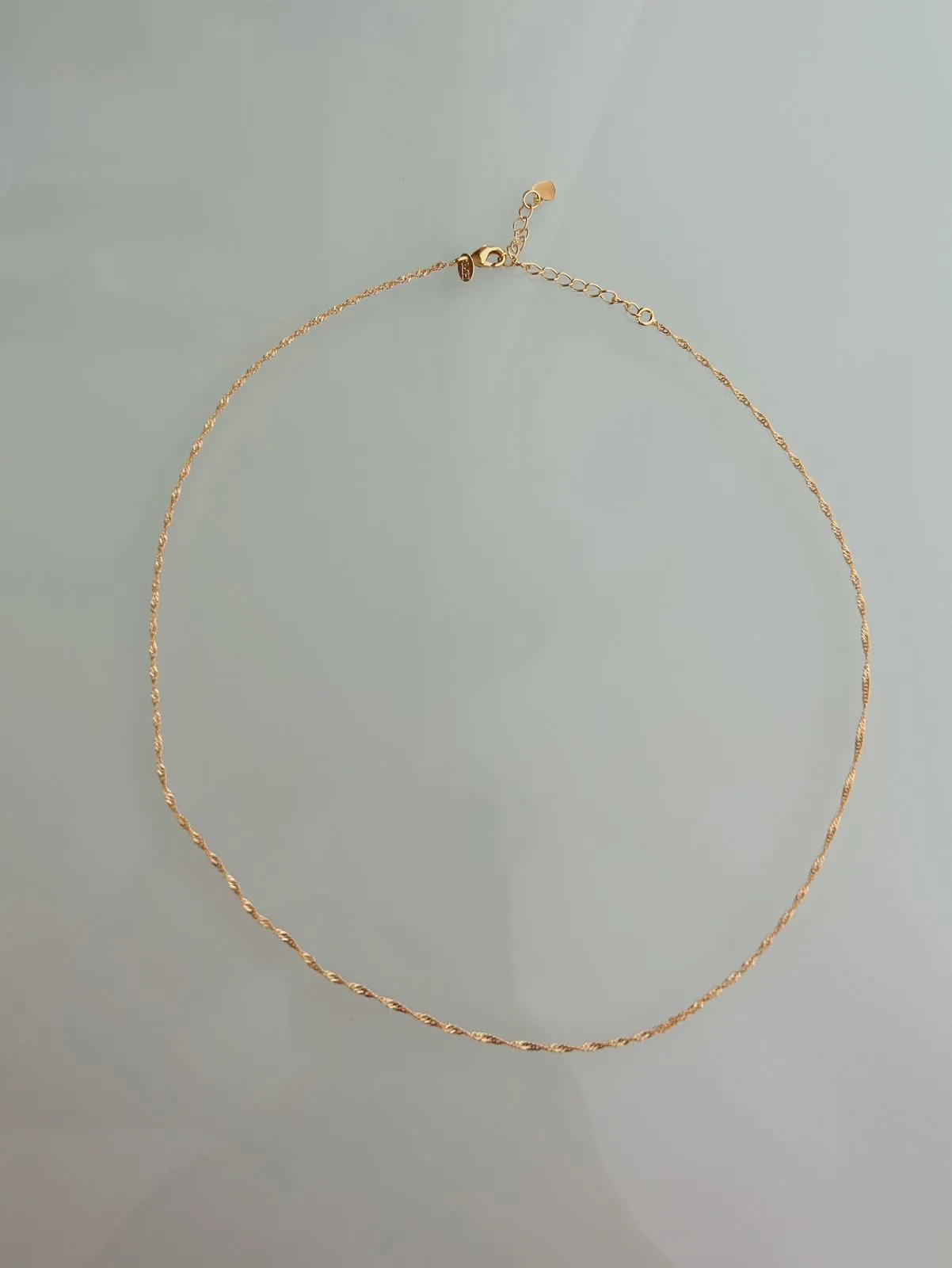 COLAR SINGAPURA. 45CM DE COMPRIMENTO E 5CM DE REGULAGEM. BANHADO A OURO 18K.