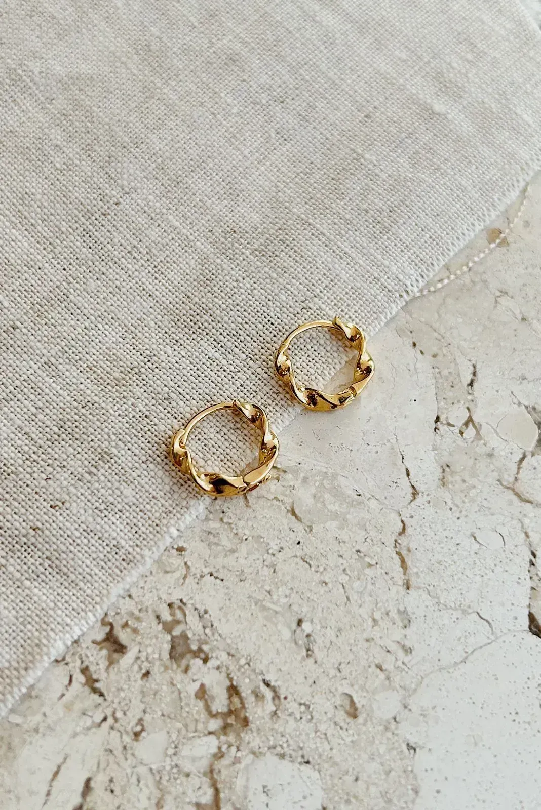 ARGOLA MINI TORCIDINHA. BANHADA A OURO 18K.