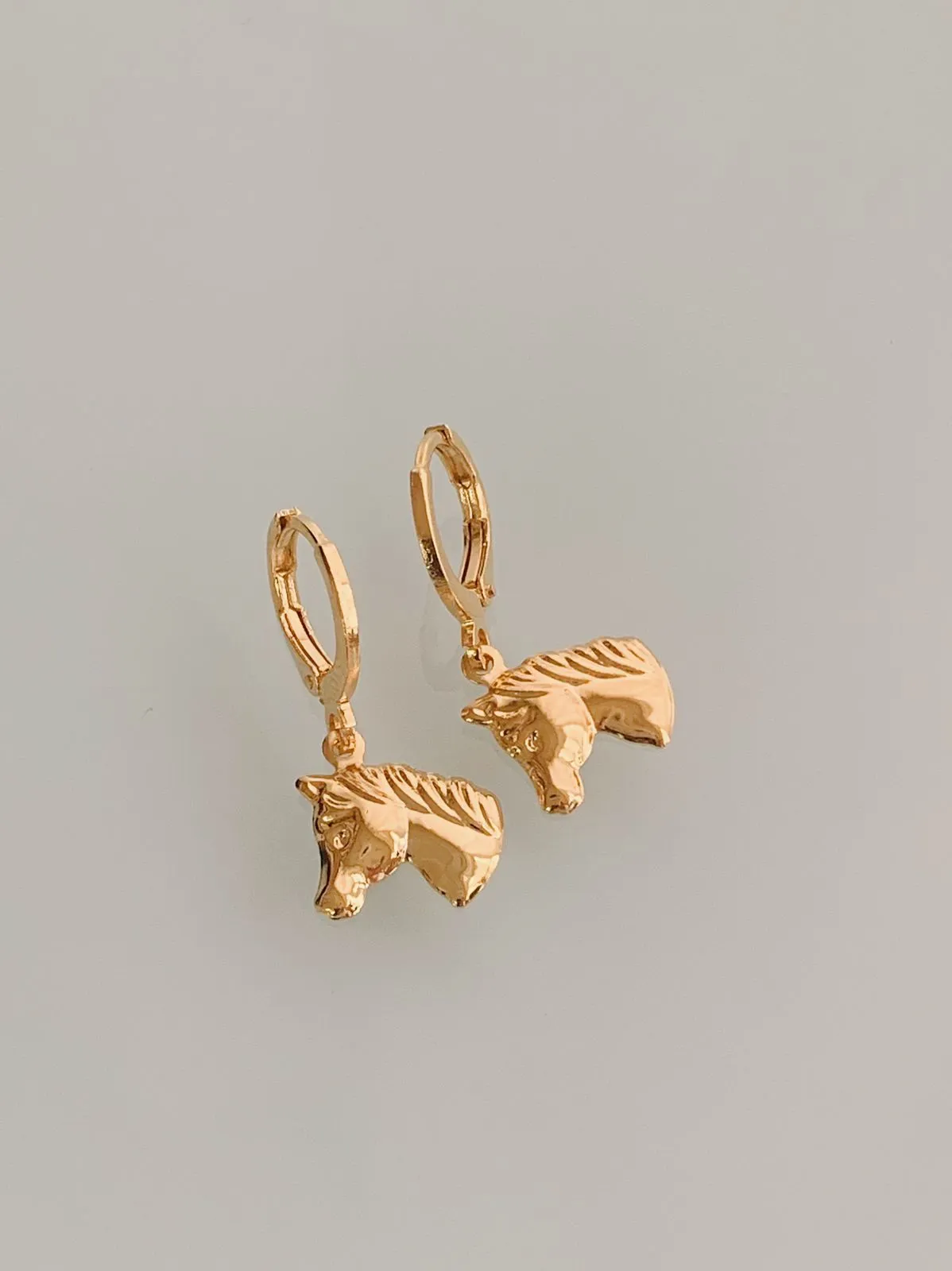 BRINCO ARGOLA COM PINGENTE DE CAVALO. BANHADO A OURO 18K.