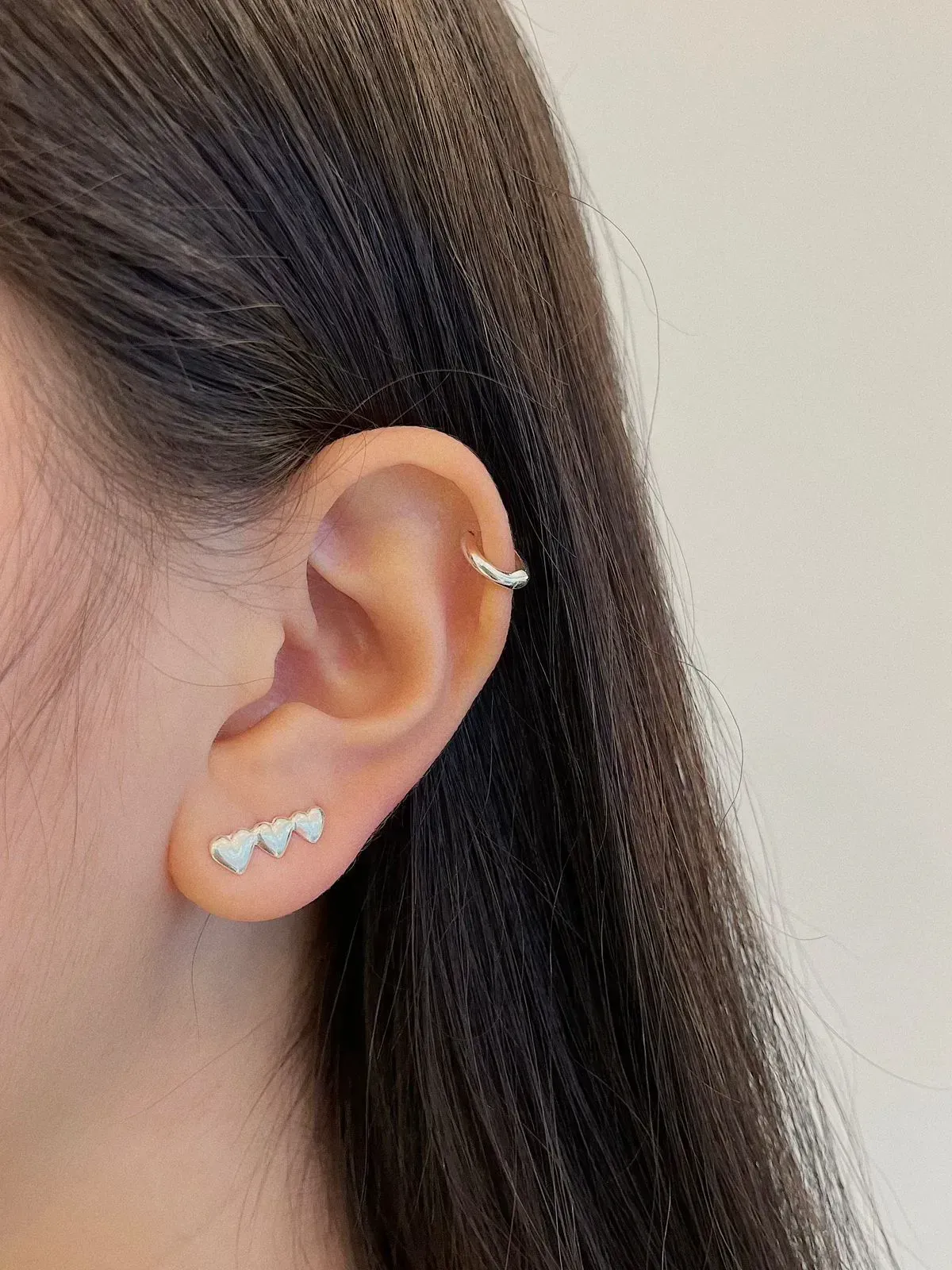 BRINCO MINI EARCUFF 3 CORAÇÕES EM PRATA 925.