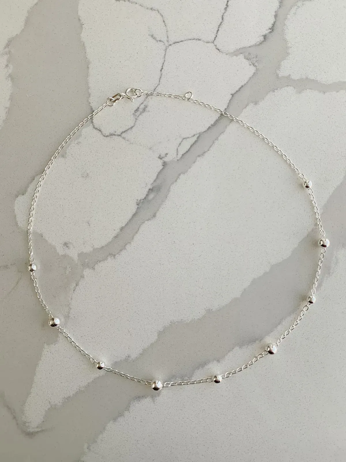 CHOKER DE ELOS COM 9 BOLINHAS. 35CM E 2CM DE REGULAGEM. EM PRATA 925.