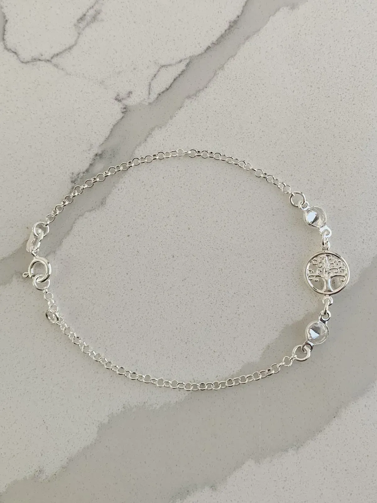 PULSEIRA COM MEDALHA DE ÁRVORE DA VIDA E 2 PONTOS DE LUZ. 18CM DE COMPRIMENTO E 1CM DE REGULAGEM. EM PRATA 925.