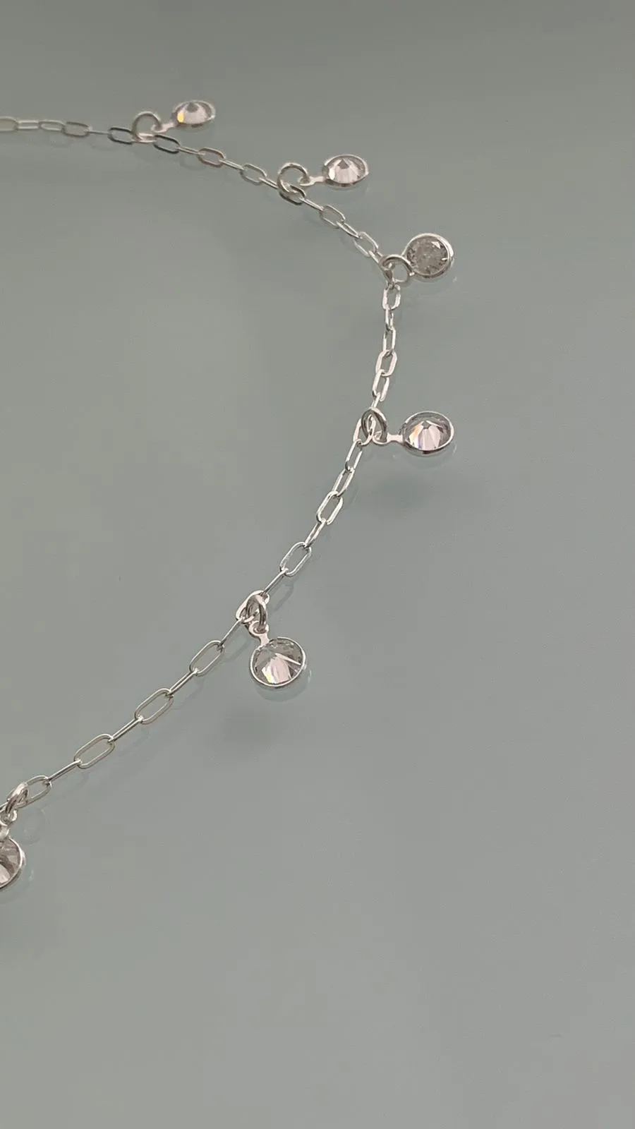 CHOKER ELO OVAL COM 9 ZIRCÔNIAS. 35CM DE COMPRIMENTO E 2CM DE REGULAGEM