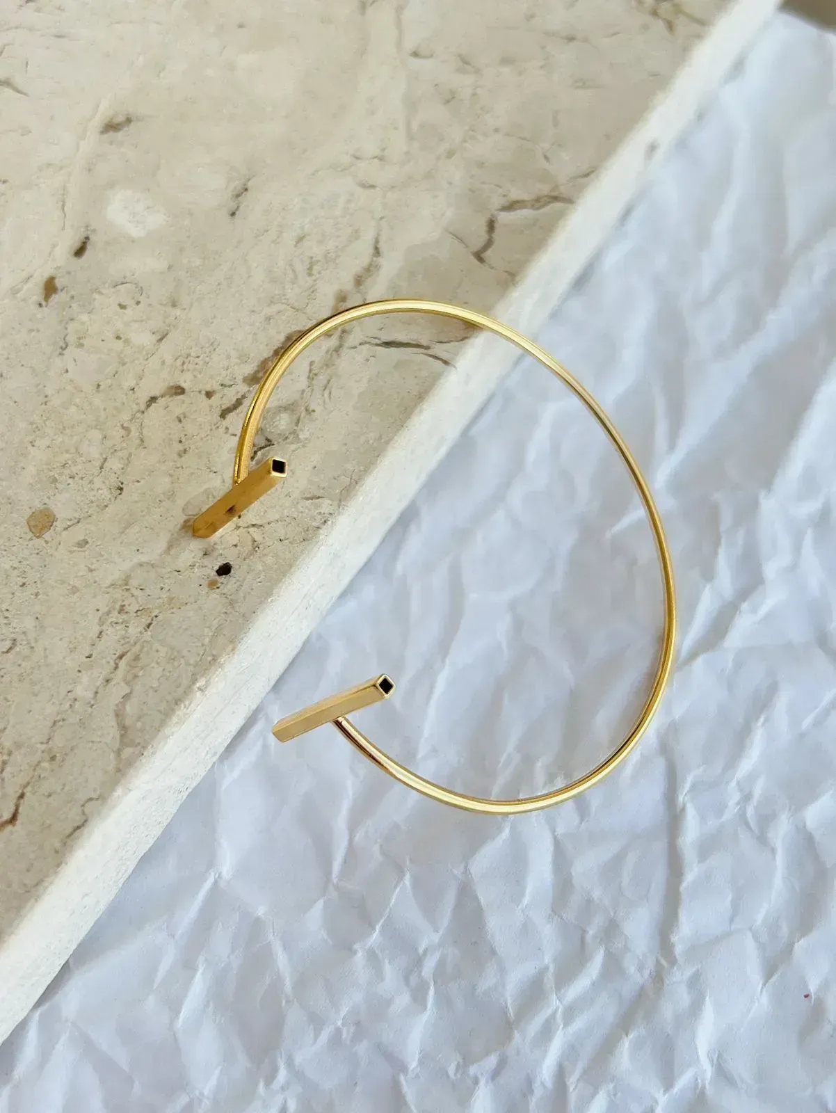 PULSEIRA BRACELETE AJUSTÁVEL COM BARRINHAS MINIMALISTA. BANHADO A OURO 18K.