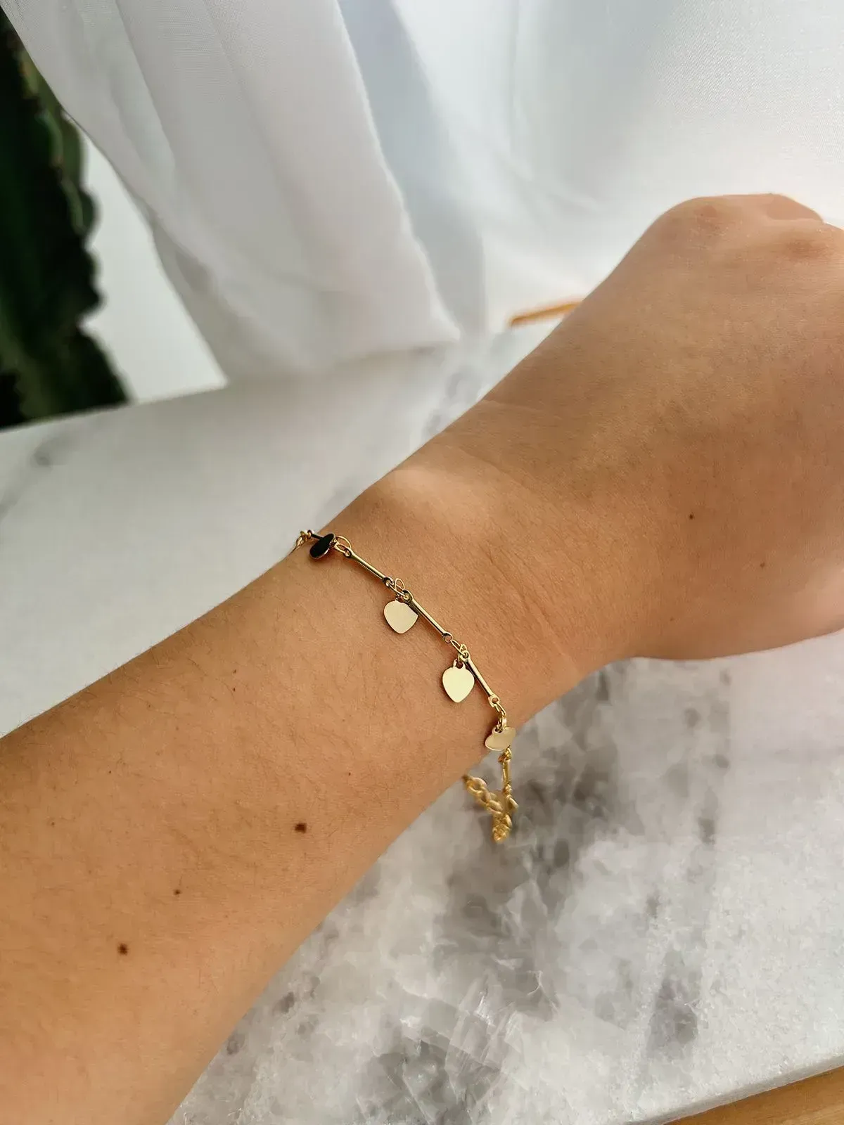 PULSEIRA PALITINHOS COM PINGENTE DE CORAÇÃO. 18CM DE COMPRIMENTO COM EXTENSOR DE 3CM. BANHADA A OURO 18K.