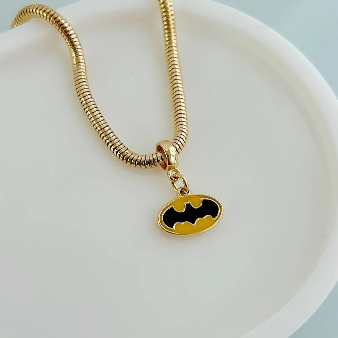 BERLOQUE SÍMBOLO BATMAN. BANHADO A OURO 18K.