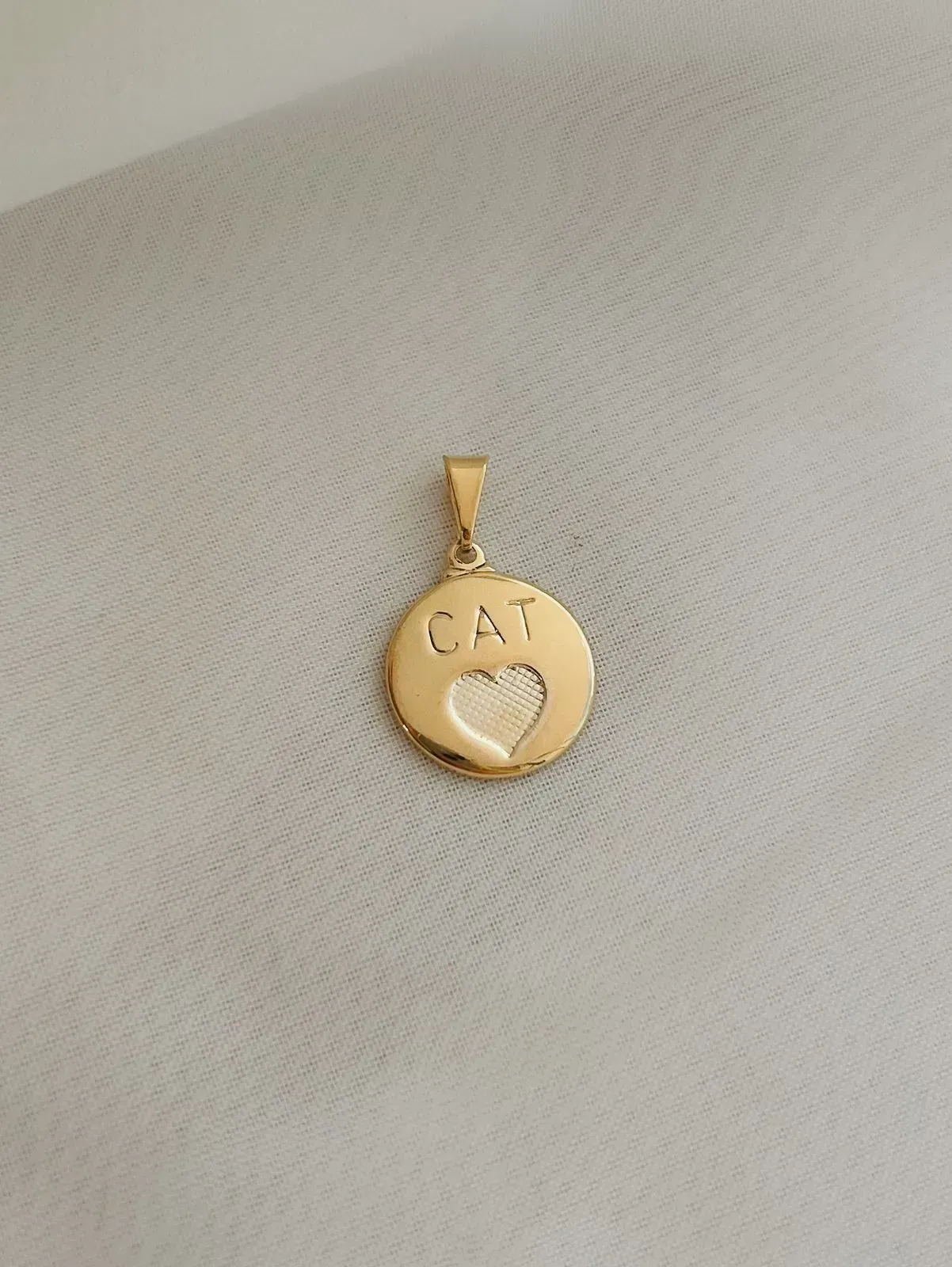 PINGENTE MEDALHA CAT. BANHADO A OURO 18K.