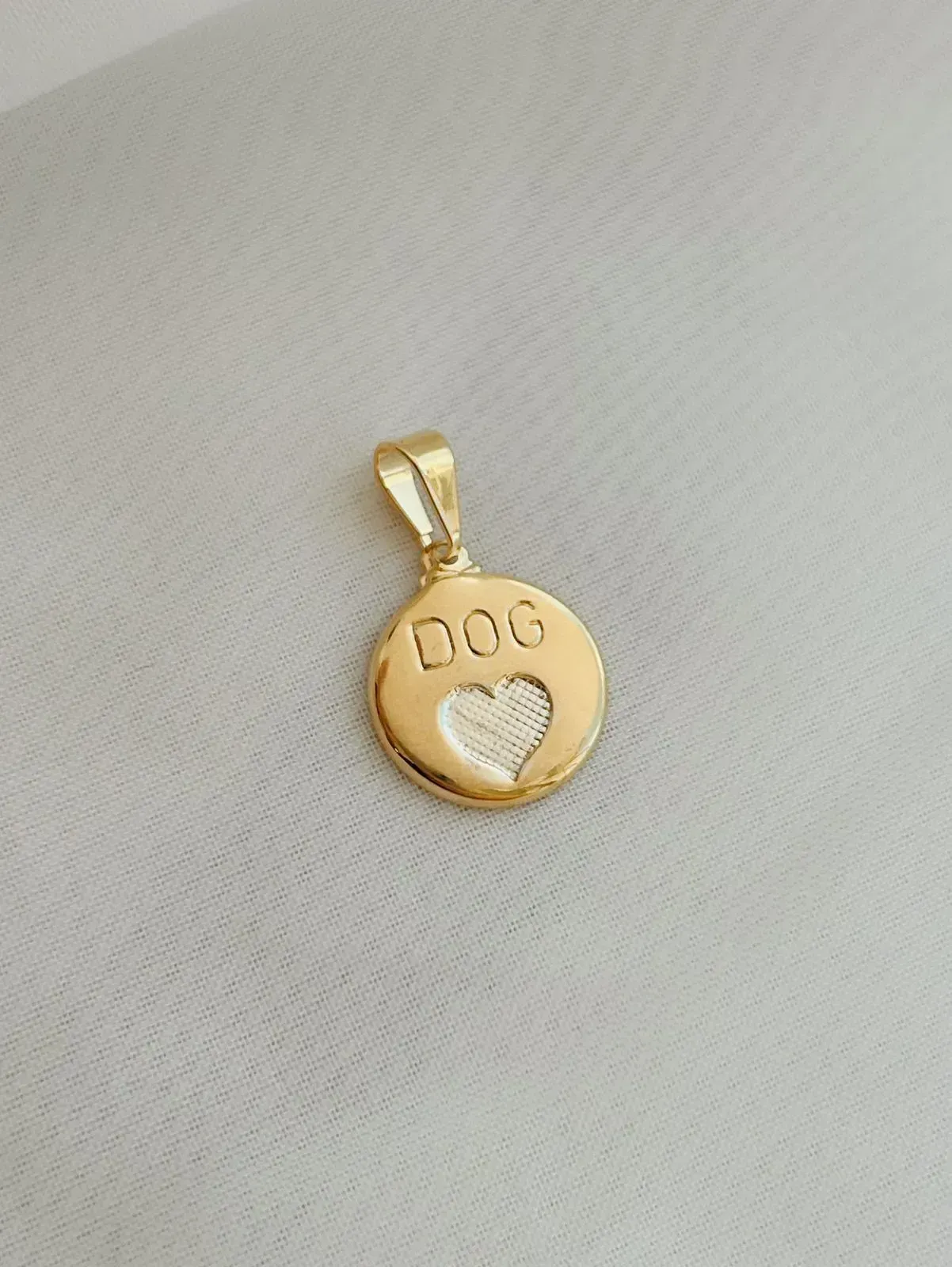 PINGENTE MEDALHA DOG. BANHADO A OURO 18K.