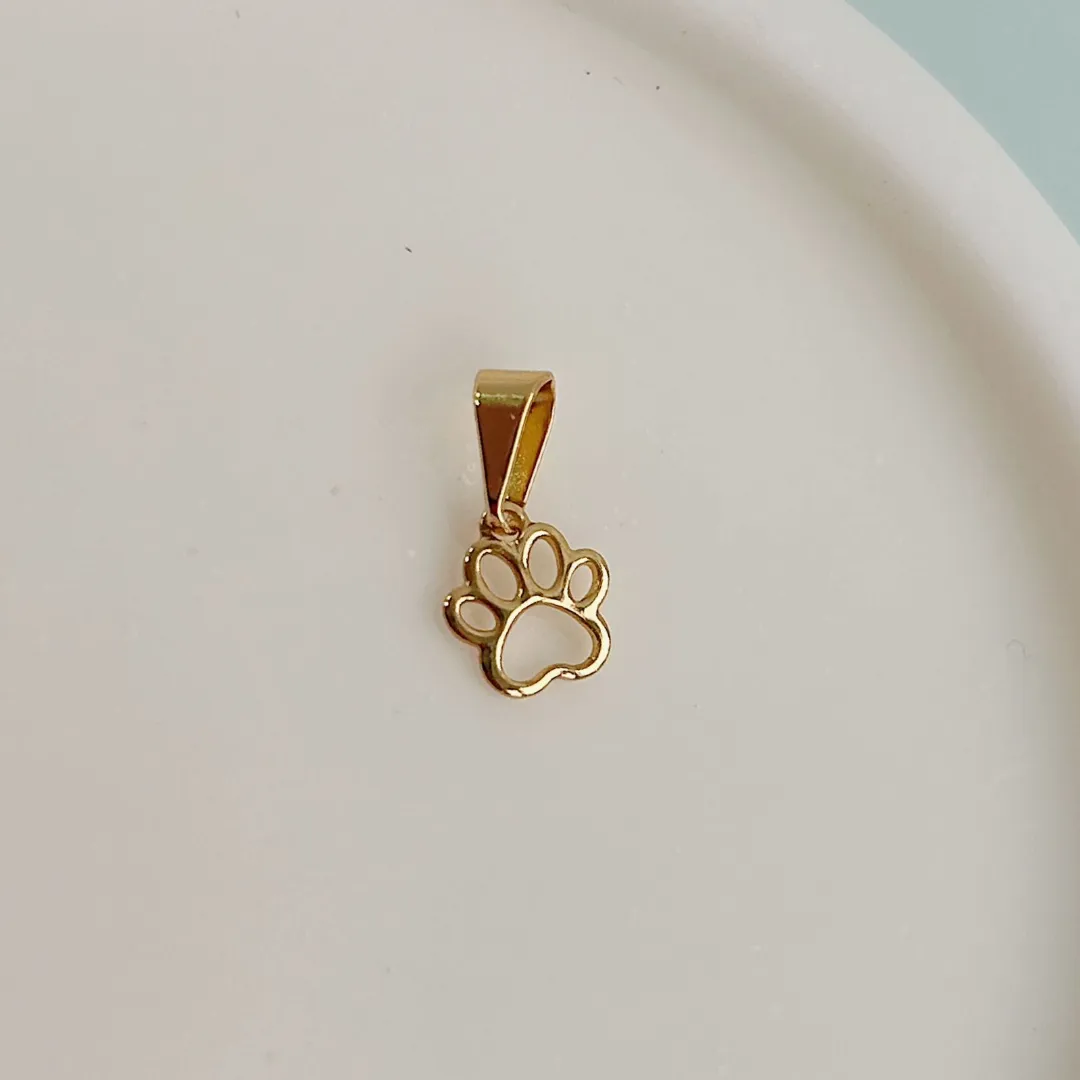 PINGENTE MINI PATINHA VAZADA. BANHADO A OURO 18K.