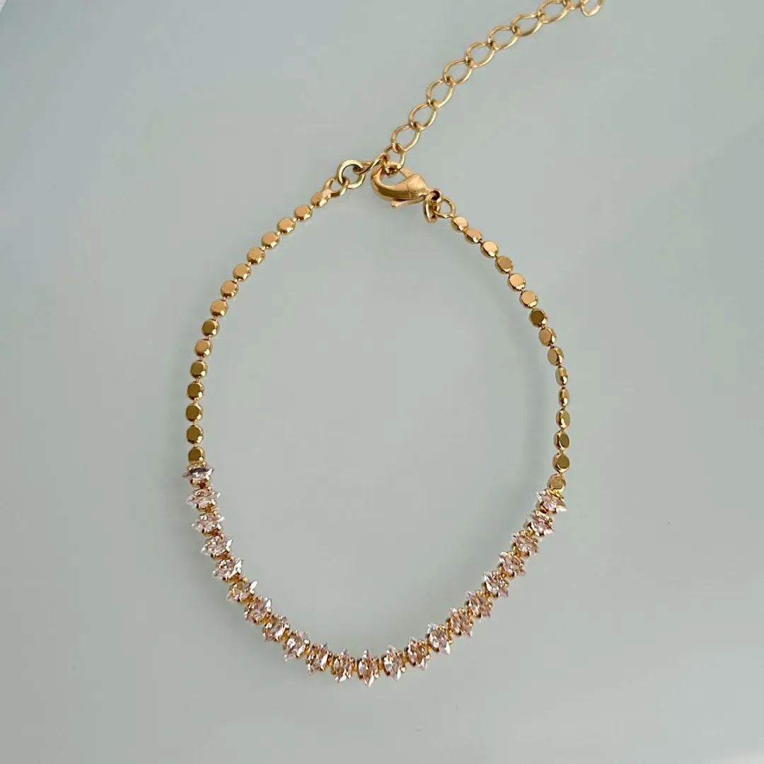 PULSEIRA RIVIERA COM BOLINHA DIAMANTADA. 16CM DE COMPRIMENTO E 5CM DE REGULAGEM. BANHADA A OURO 18K.