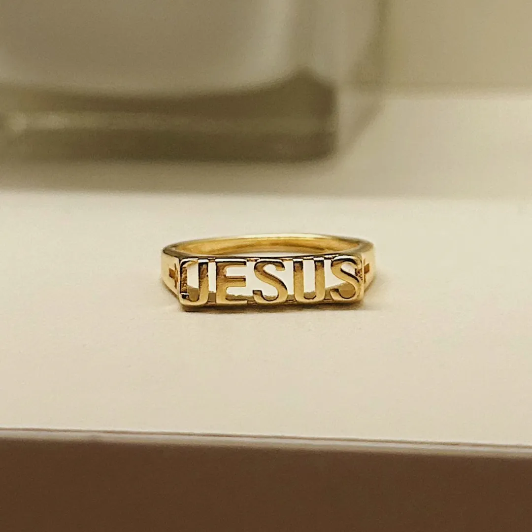 ANEL JESUS. BANHADO A OURO 18K.